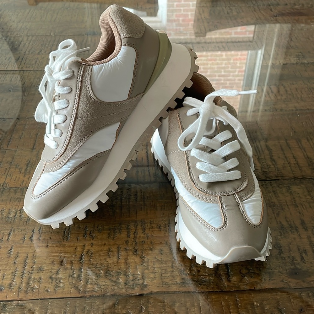 NWT blondo sneakers